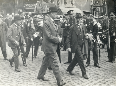 99872 Afbeelding van de intocht van de reünisten, op het Stationsplein te Utrecht, bij de viering van het 58ste lustrum ...